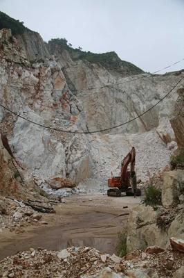 南阳某县矿山开采爆破引发民房损毁，安全生产与群众权益再引关注